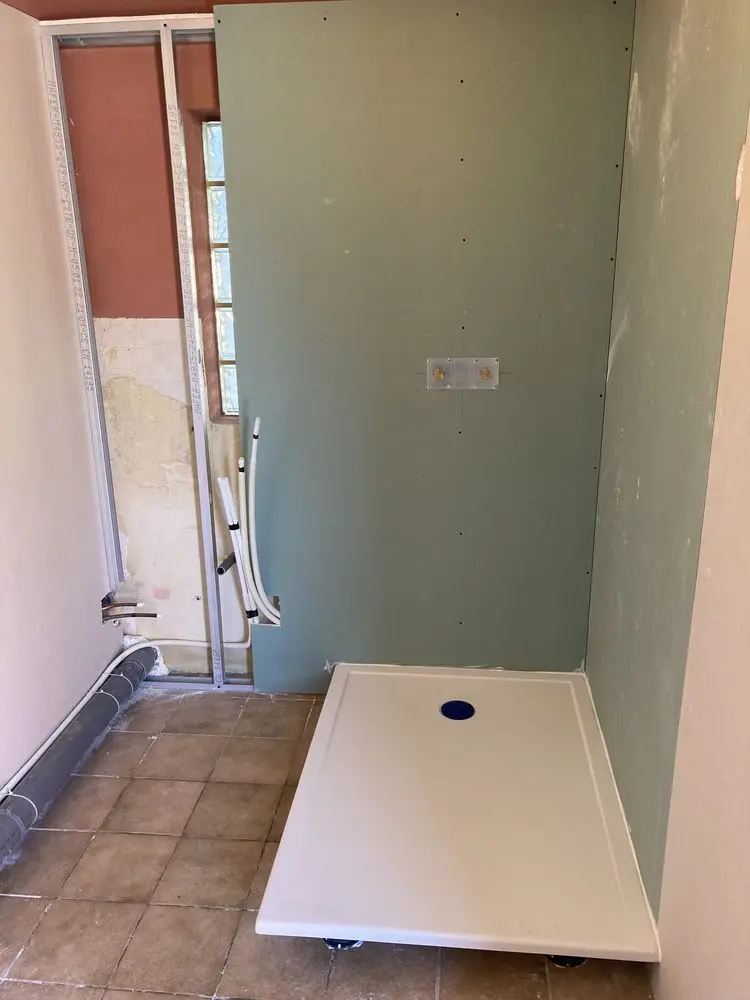 Aménagement de salle de bains par le plombier Morizot
