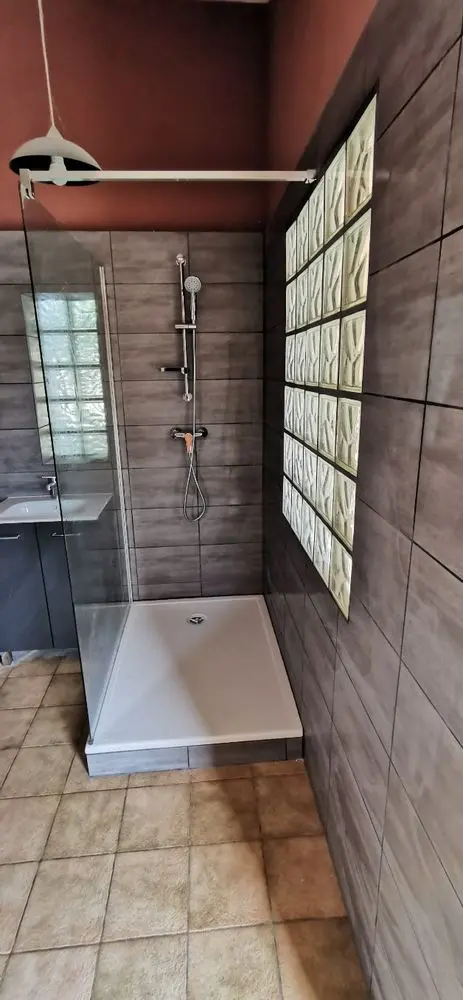 Meuble suspendu et robinetterie, salle de bains Morizot