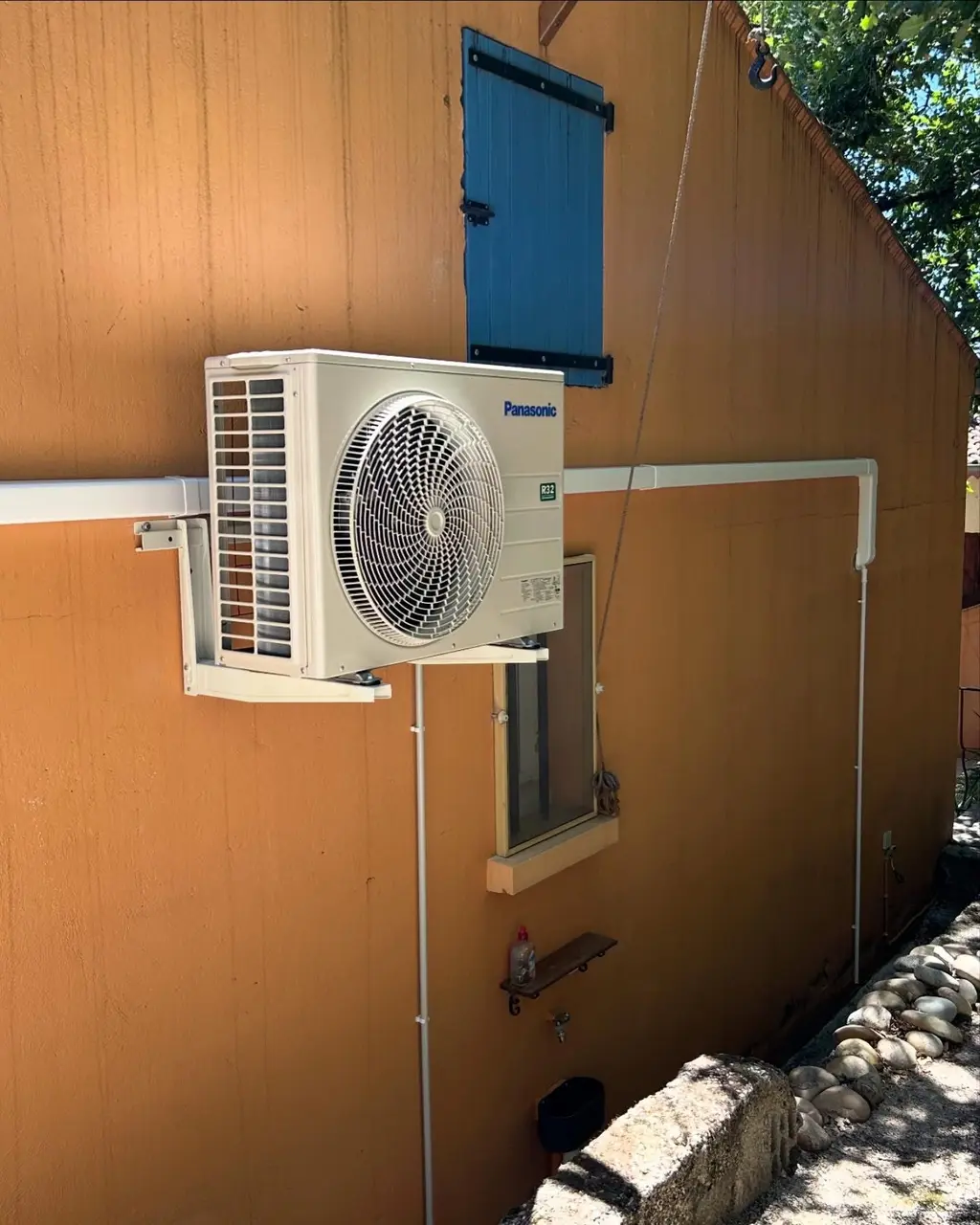 Climatisation réversible double split posée dans une maison